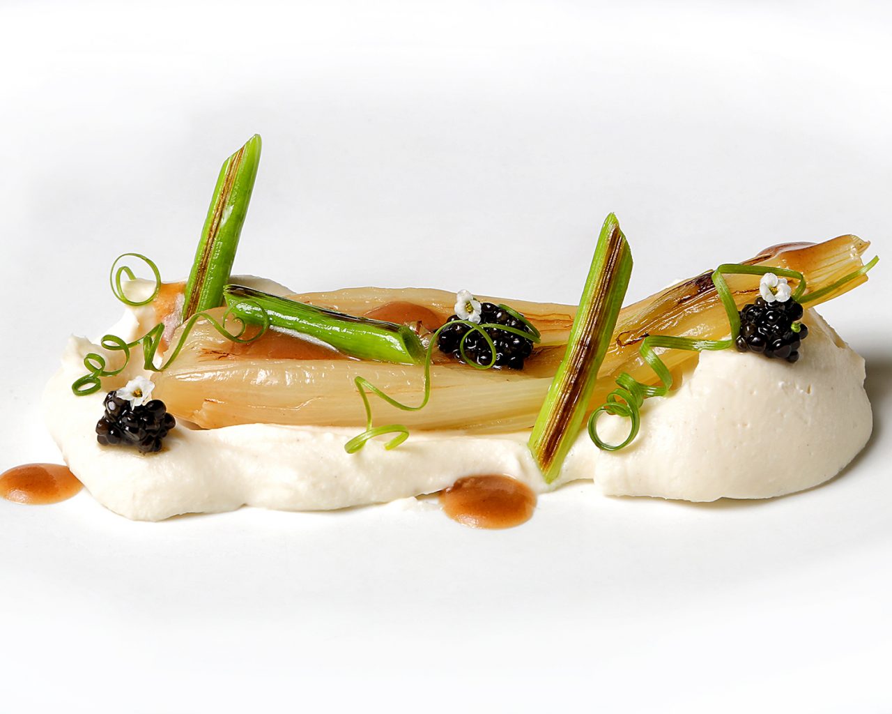 113-NOVODABO-cebollas-de-mi-huerta-con-coliflor-y-caviar-persé-scaled