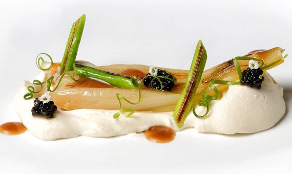 113-NOVODABO-cebollas-de-mi-huerta-con-coliflor-y-caviar-persé-scaled